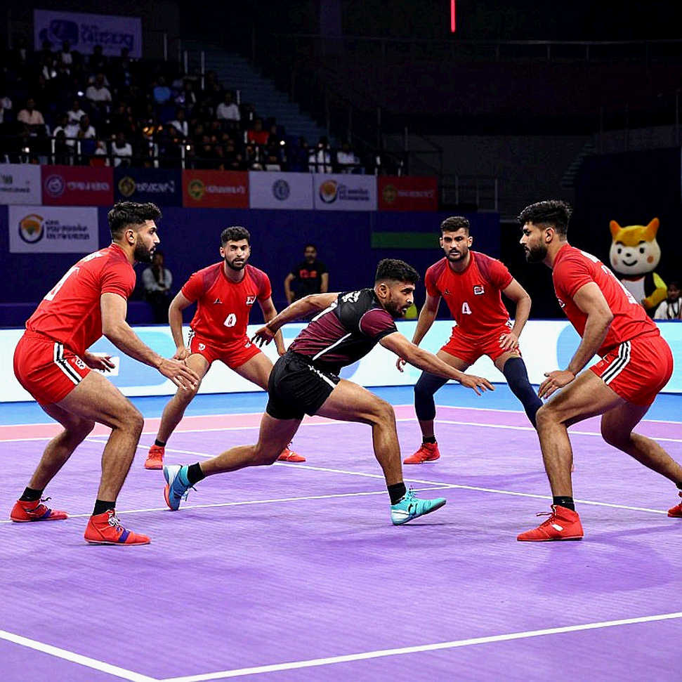 चौदह से तेरह: अहमदाबाद में पाकिस्तान का आखिरी मिनट, और वह सवाल जिसका जवाब स्कोरबोर्ड नहीं देगा